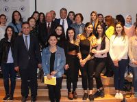 Öğretmen; güler yüzlü, sabırlı, esprili, özgüvenli, vizyon sahibi ve güvenilir olmalıdır