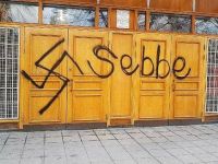 Stockholm Camisi'nin kapısına gamalı haç çizildi