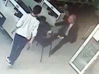 Okuldan kaçan oğlunu, internet kafede dövdü