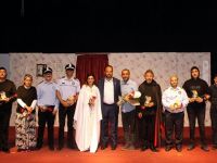 İskele Belediye Tiyatrosu’nun “Entrikalı Dolap Komedyası” izleyiciyle buluştu