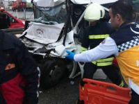 Konya'da minibüs, kırmızı ışıkta bekleyen TIR'a çarptı