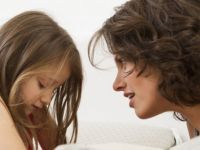 Önce kızıyorum, sonra üzülüyorum dememek için...