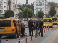 Kızının kaçırıldığını iddia etti, ticari taksiye satırla saldırdı