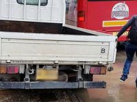 Kaldırıma park etti, yayalar yola döküldü!