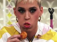 Katy Perry tavuk yerken boğuluyordu