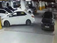 Yanlış park eden aracın şoförüne kızdı, silecekleri kırdı
