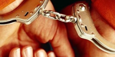 Eşinin yüzüne cam kase fırlattı