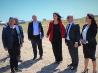 Bakan Baybars Gönendere’de vatandaşlarla köy içindeki ağıllar sorununu görüştü