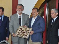 TC Başbakan Yardımcısı Çavuşoğlu ile TC Vakıflar Genel Müdürü Ertem, basınla yemekli toplantıda bir araya geldi