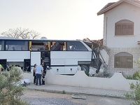 Otobüs evin içine girdi