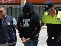 Çaldıklarını içemeden yakalandı