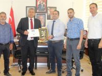 KITSAB Gazimağusa Belediye Başkanı İsmail Arter’e plaket takdim etti