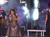 “O Ses Türkiye” yarışmasında şampiyon olan Özipek konser verdi