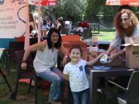 Kıbrıs Türk MS Derneği yararına bardak satışı yapılıyor