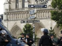 Paris'te yayalara bıçaklı saldırı
