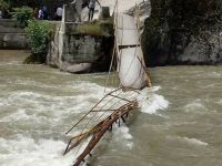 Keşmir'de köprü çöktü: 5 ölü