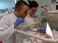Anne karnında veya doğum sırasında oksijensiz kalan bebekler soğutularak tedavi ediliyor