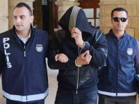 Utandı! yüzünü sakladı