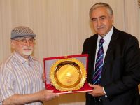 Akıncı Kıbrıs Türk Gölge ve Karagöz Oyunları Sanatçısı Ertuğ’u kabul ederek vefa ödülü takdim etti