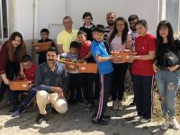 YDÜ öğrencileri özel öğrencilerle “Farklı Renklerdeyiz Ama Birlikteyiz” sloganıyla çiçek ekti…