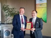 GlobELT konferansının açılış konuşmasını Türkiye’nin Sırbistan Büyükelçisi Tanju Bilgiç’e plaket verildi…