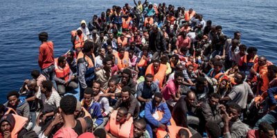 İtalya ve Malta’nın reddettiği mülteciler Akdeniz ortasında mahsur