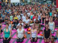 Dünya Yoga Günü dolayısıyla yoga tutkunları Times Meydanı'nda buluştu