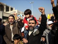 İran'da esnaf ekonomik krizi protesto için greve gitti