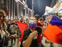 'Rusya yenerse işe elbiseyle giderim' diyen erkek radyo sunucusu dediğini yaptı