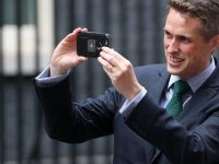 Siri, İngiltere parlamentosunda bakanın konuşmasını kesip söz aldı