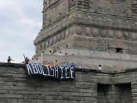 ABD'nin sığınmacı politikasını protesto için Özgürlük Anıtı'na tırmandı