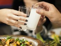 Ünlülerin rakılı poz verme korkusu devam ediyor!