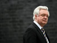 İngiltere'de Brexit Bakanı istifa etti