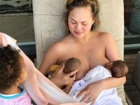 Chrissy Teigen'ın emzirme pozu olay oldu