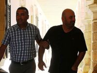 Başı boş köpeklere ateş açtı