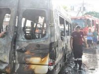 Minibüs cayır cayır yandı