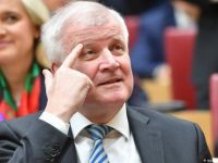Almanya İçişleri Bakanı Seehofer'e istifa çağrısı yapıldı.