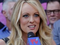 Trump'la ilişki yaşadığını iddia eden porno yıldızı Stormy Daniels gözaltına alındı