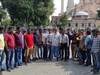 Patronlarının ödül olarak İstanbul'a getirdiği 3500 Hintlinin ziyareti renkli başladı