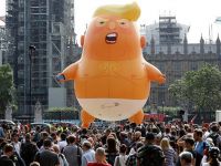 Trump ilk kez İngiltere'de, 'Bebek Trump' balonu havada