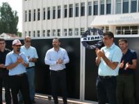 KTAMS bugün Başbakanlık’ın kapısına siyah çelenk bıraktı.