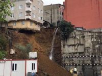Beyoğlu'nda toprak kayması, tahliye edilen 4 katlı apartman çöktü
