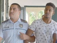 Pasaportu rehin alıp sattı