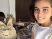 Çocuklar kendi kumbarasını yapıyor