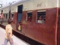 Hindistan'da 5 ayda 406 kişi trenden düşerek öldü