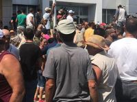 Eylemde arbede yaşanıyor... Hayvan üreticileri Tarım Bakanlığı binasını bastı