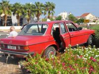 Kayan araba çembere çıkıp durdu