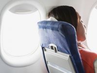 Uçak iniş yaparken uyumak kulağa kalıcı hasar verebiliyor