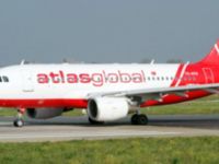 Ercan’da merdiven aracı, uçağa çarptı