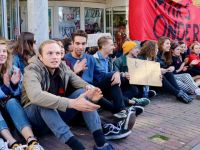 Hollanda'da öğrenciler bir üniversiteyi işgal etti